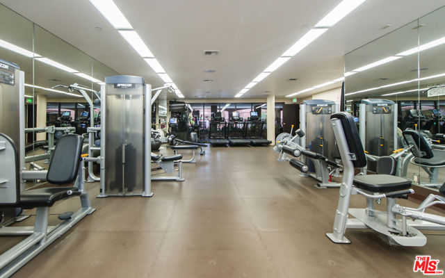 200 N Swall Drive, Beverly Hills CA: https://media.crmls.org/mediaz/f08f3fa4-6b77-49ff-874e-da2be9bdc4aa.jpg