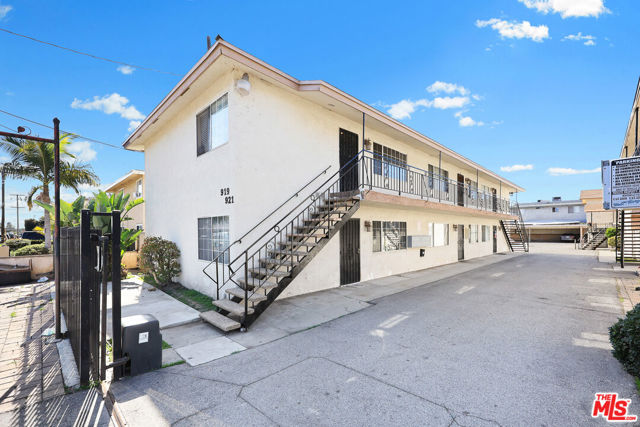 919 Carob Way, Montebello CA: https://media.crmls.org/mediaz/f08f6fc2-01be-42a7-b2a1-77fa62001c3e.jpg