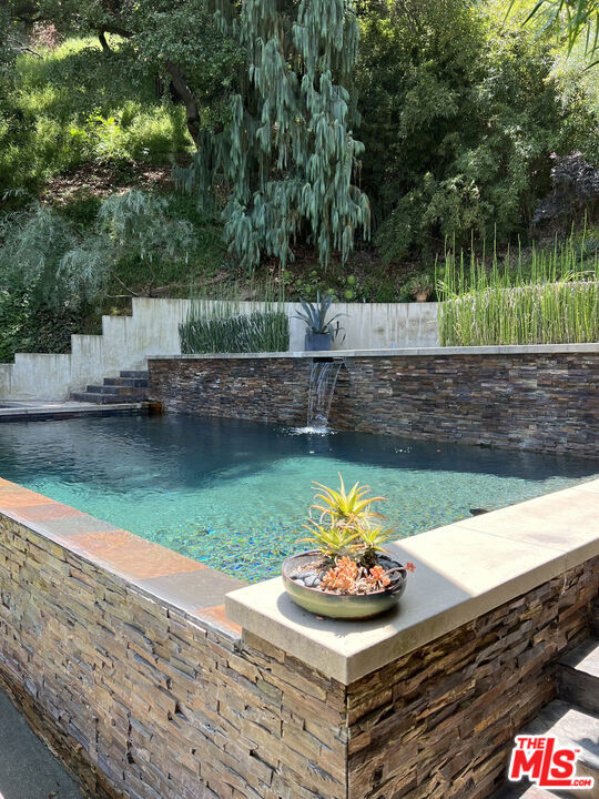 Water Falls w Sparkling Pool