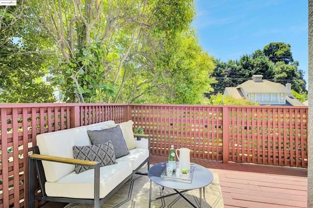 1133 Norwood Ave, Oakland CA: https://media.crmls.org/mediaz/f0908e5a-3e79-47bd-9787-279eb1d8bf61.jpg