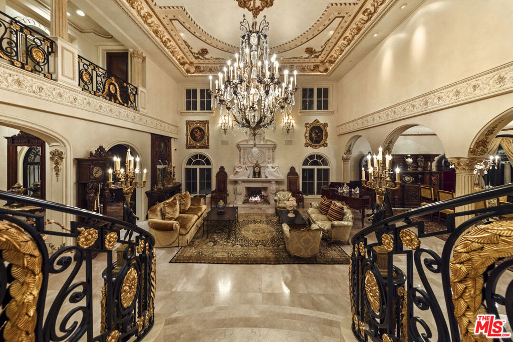 https://media.crmls.org/mediaz/f090ce96-8f7d-4b65-b854-eda890544724.jpg?preset=X-Large