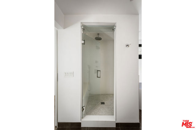 2425 Rinconia Drive, Los Angeles CA: https://media.crmls.org/mediaz/f091116b-4dc5-4628-8a20-89b183d134d2.jpg