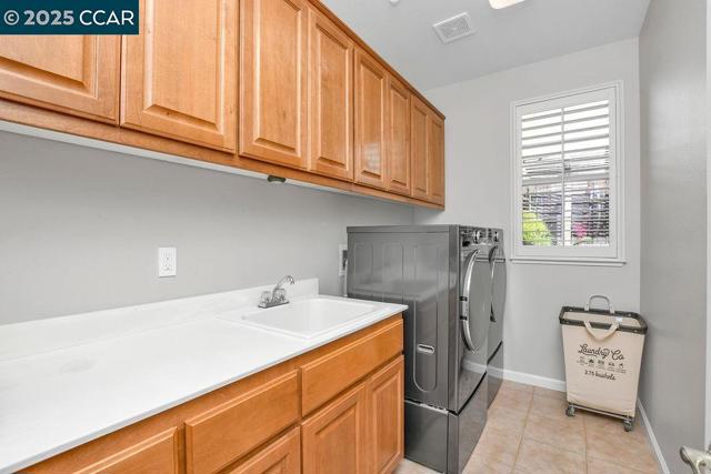 2560 Risebridge Ct, Brentwood CA: https://media.crmls.org/mediaz/f0913c8b-e538-4552-b312-1174e0d2ed34.jpg