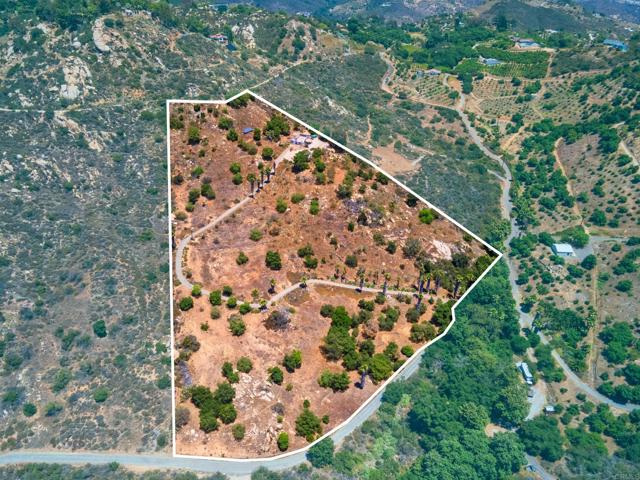 9202 Moon Ridge Road, Fallbrook CA: https://media.crmls.org/mediaz/f0916700-99d3-4cae-860e-eb676b6619bb.jpg