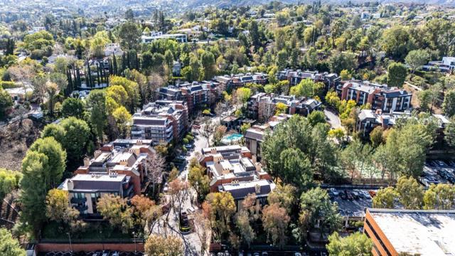 4728 Park Encino Lane, Encino CA: https://media.crmls.org/mediaz/f0918049-3bfc-4d4f-a8a7-38d975b06229.jpg