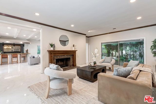11410 Canton Drive, Studio City CA: https://media.crmls.org/mediaz/f092125d-cb6c-4b0e-8faf-afa276c0cb64.jpg