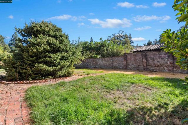 2339 Tice Valley Blvd, Walnut Creek CA: https://media.crmls.org/mediaz/f0923261-81c2-4838-a857-a3686929bc48.jpg