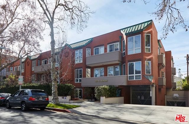 121 N Almont Drive, Beverly Hills CA: https://media.crmls.org/mediaz/f09484c0-a2d0-4ab8-a79f-7e3c58fd2fc1.jpg