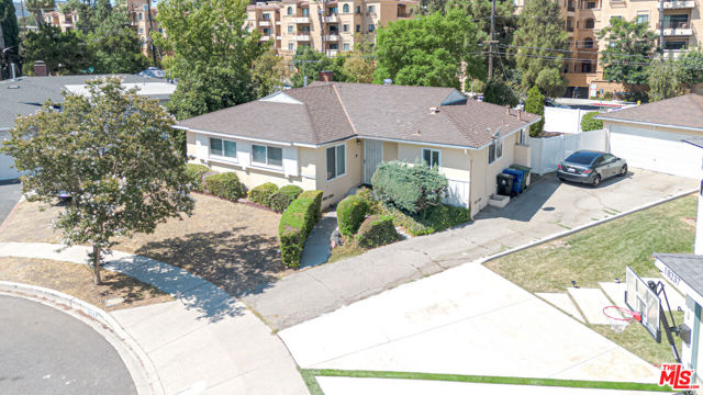 18240 Weddington Street, Tarzana CA: https://media.crmls.org/mediaz/f09486fb-f781-417d-b323-a018d0656ddf.jpg