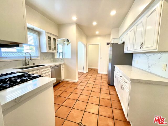 848 S Curson Avenue, Los Angeles CA: https://media.crmls.org/mediaz/f095dce4-f85e-4c4e-9581-f8af13342256.jpg