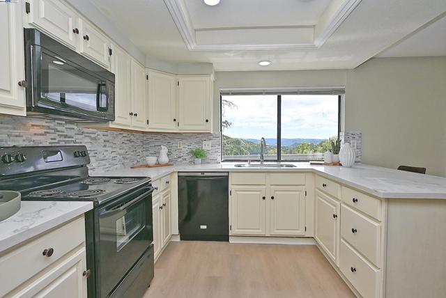 6525 Bellhurst Ln, Castro Valley CA: https://media.crmls.org/mediaz/f0972aa9-ad61-4dd1-97df-2d42198119d2.jpg