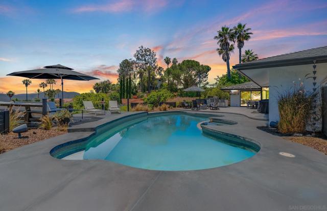 1271 Via Sendero, Escondido CA: https://media.crmls.org/mediaz/f097bf60-fb5f-4422-84bf-8d6de3447b98.jpg