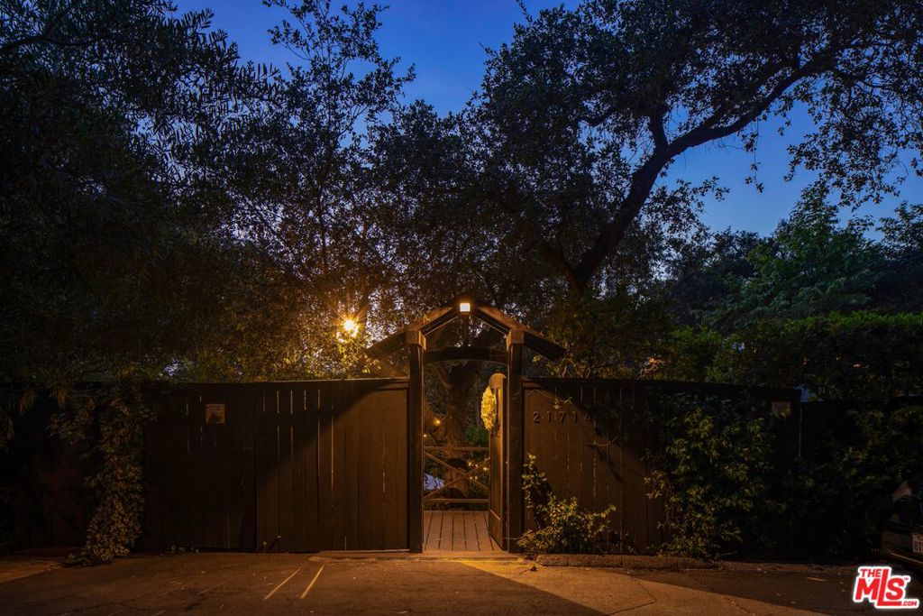 https://media.crmls.org/mediaz/f099b6bb-60f4-425b-9054-047d5a1cb0b7.jpg?preset=X-Large
