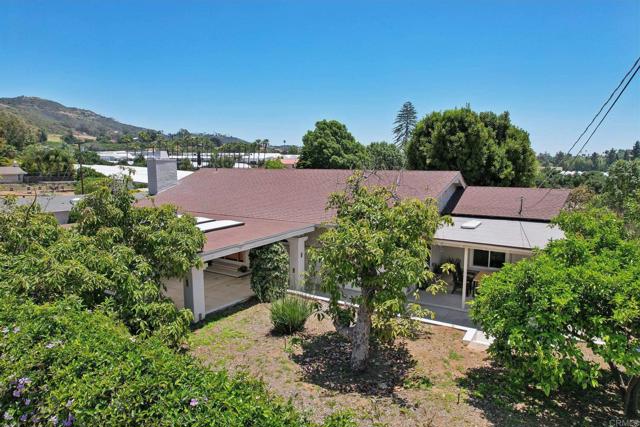 1917 Friendly Drive, Vista CA: https://media.crmls.org/mediaz/f09ac878-8b66-48b8-997c-0177e3a1bfc9.jpg