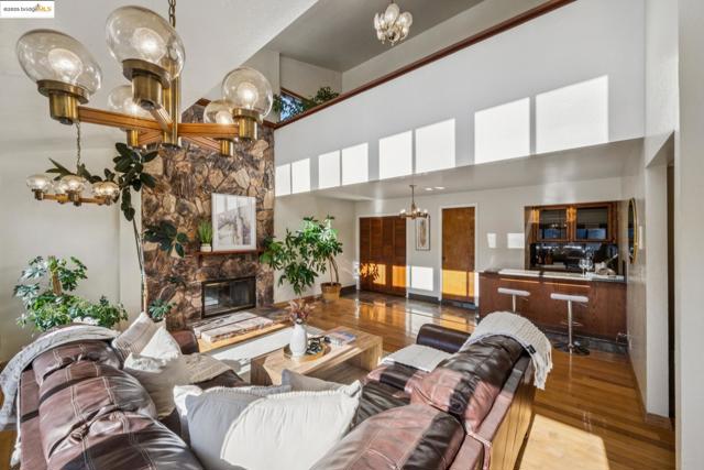 9090 Castlewood St, Oakland CA: https://media.crmls.org/mediaz/f09b2644-e3e0-40d2-a5d5-7460c5365874.jpg