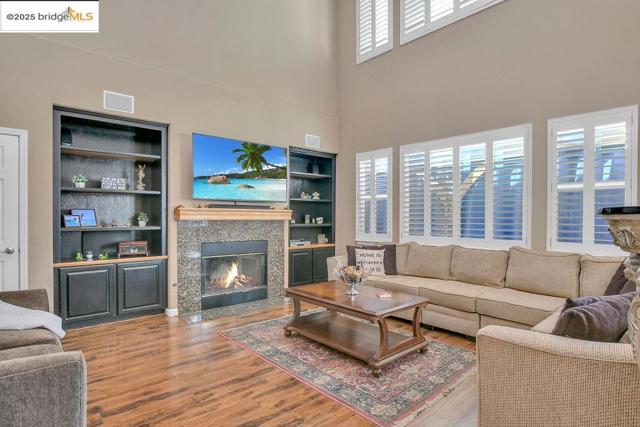 596 Toscanna Court, Brentwood CA: https://media.crmls.org/mediaz/f09b5c62-8401-4aa2-9214-9069a448961e.jpg