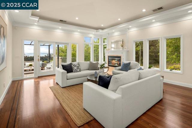 6585 Swainland Rd, Oakland CA: https://media.crmls.org/mediaz/f09b9bb8-1103-4d25-8678-8bc9e2ff9838.jpg