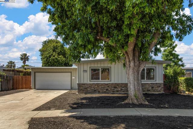 40167 Barbara St, Fremont CA: https://media.crmls.org/mediaz/f09c55f0-7161-46e2-82a8-9e6de489c909.jpg