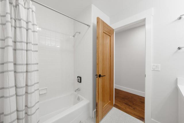 21 Valley Oak Street, Portola Valley CA: https://media.crmls.org/mediaz/f09ca871-dc54-4ba0-8807-6110ce53e75f.jpg