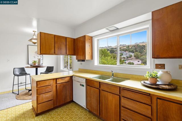 466 Clark St, Crockett CA: https://media.crmls.org/mediaz/f09d1177-9cf5-409f-8ddd-bcb13c182e28.jpg