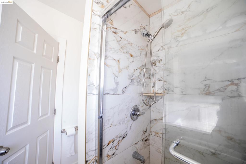 https://media.crmls.org/mediaz/f09d19c5-dcfc-489e-8584-24aeea129e6a.jpg?preset=X-Large