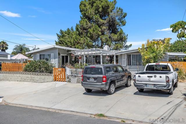 252 Santa Clara Dr, Vista CA: https://media.crmls.org/mediaz/f09d713d-61e8-401c-95da-c74630a6a1b5.jpg