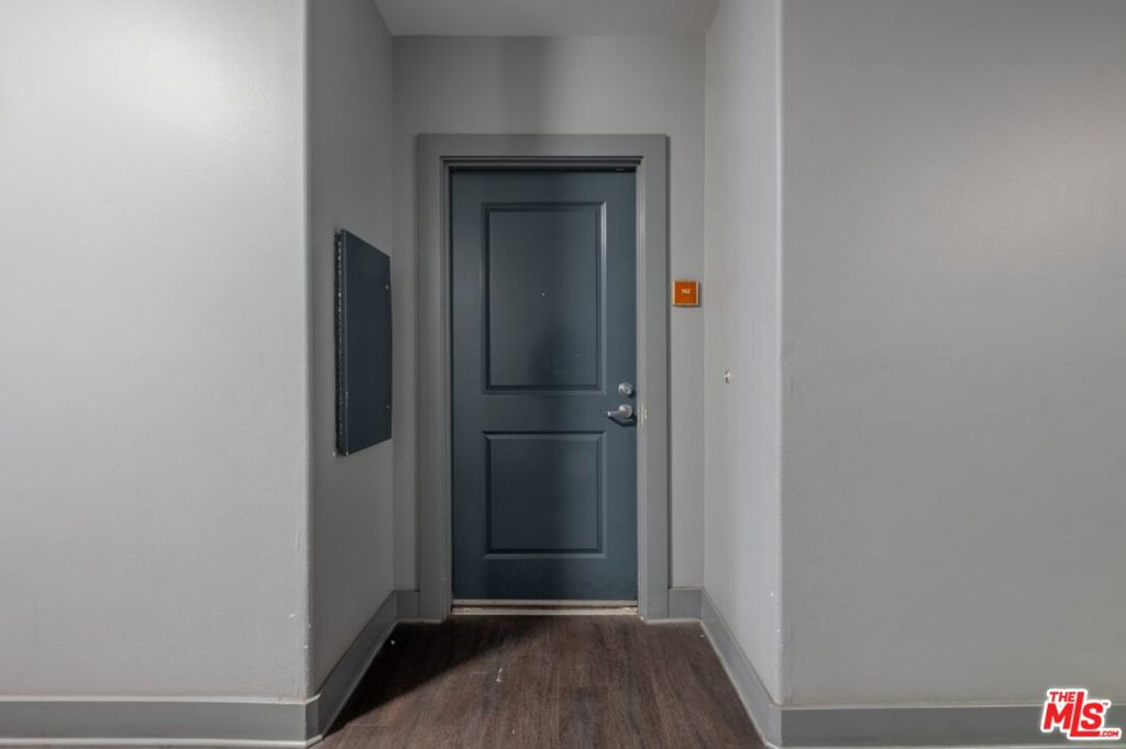 https://media.crmls.org/mediaz/f09d7ab8-814f-4765-8282-5165d9887c08.jpg?preset=X-Large