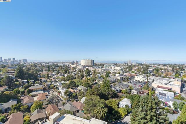 1 Kelton Ct, Oakland CA: https://media.crmls.org/mediaz/f09d81cb-dca8-4647-ade6-6b866b658bca.jpg