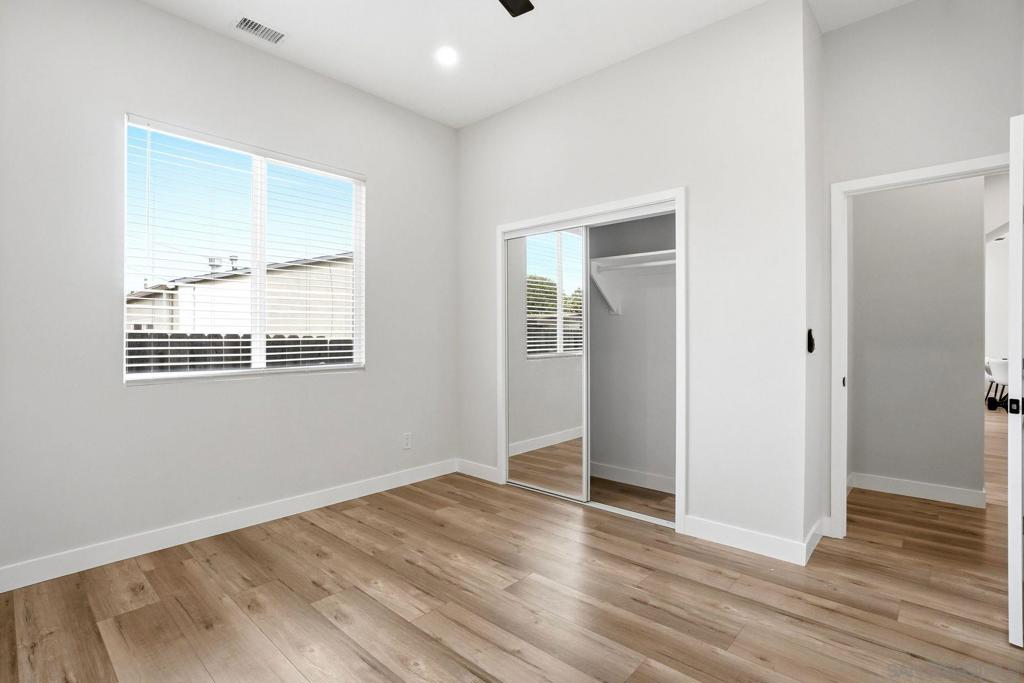 https://media.crmls.org/mediaz/f09e5d60-51c6-4a05-93c3-6e0a4b654be5.jpg?preset=X-Large