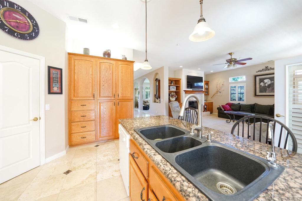 https://media.crmls.org/mediaz/f09edd38-7e1c-42b3-bdcd-28eebb69cdf4.jpg?preset=X-Large