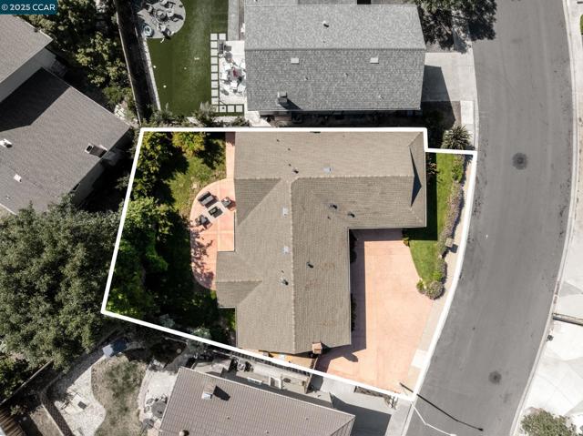1925 Burnside Ct, Concord CA: https://media.crmls.org/mediaz/f09f2a8e-c603-4cbc-ac9b-f05e8b96cb2a.jpg