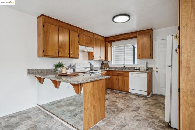 2640 77th Ave, Oakland CA: https://media.crmls.org/mediaz/f0a06328-dce8-4e57-bee4-ce9015894e51.jpg