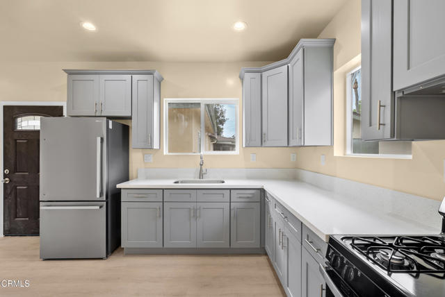 Detail Gallery Image 4 of 14 For 148 S Parish Pl, Burbank,  CA 91506 - 3 Beds | 2 Baths