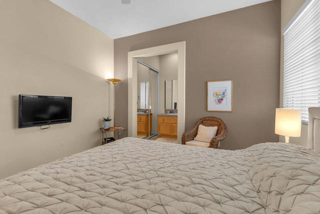 29 Calle La Reina, Rancho Mirage CA: https://media.crmls.org/mediaz/f0a1171a-7634-4255-996f-61165ad2a07d.jpg