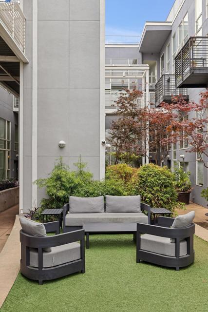 950 Harrison, San Francisco CA: https://media.crmls.org/mediaz/f0a17a88-0111-4561-b4a6-8385fa0f7890.jpg