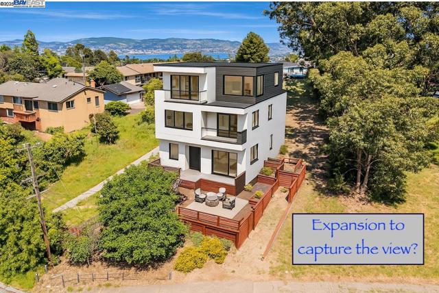 19975 JOHN DR, Castro Valley CA: https://media.crmls.org/mediaz/f0a308e3-e082-4ae2-b89c-a2aaf7c7757e.jpg