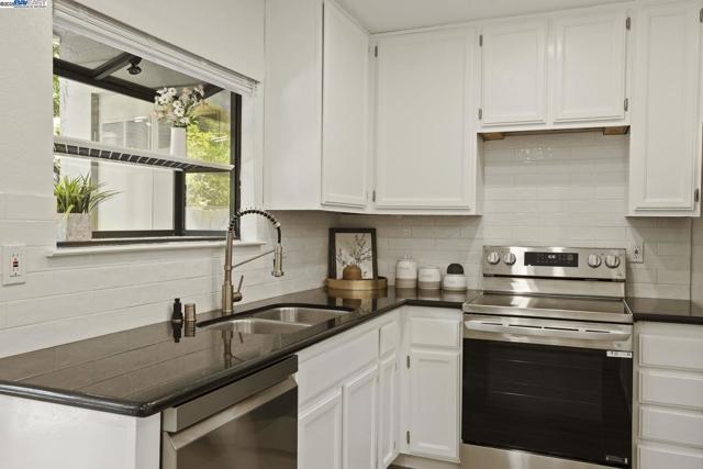 7650 Arbor Creek Cir, Dublin CA: https://media.crmls.org/mediaz/f0a3792c-686f-45e7-be00-1314a38dbee1.jpg