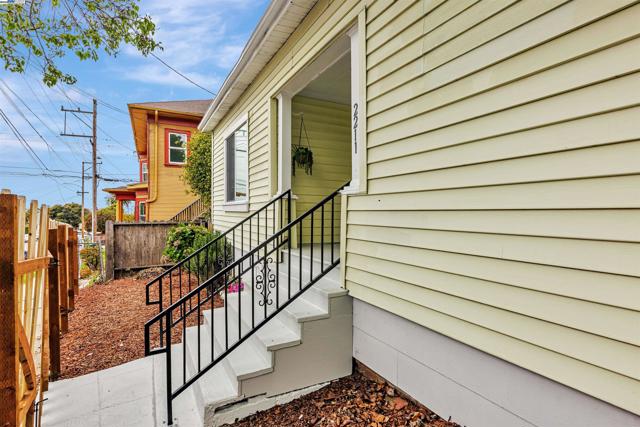 2211 24Th Ave, Oakland CA: https://media.crmls.org/mediaz/f0a3bcbb-f86b-43ff-97a6-191d634dd558.jpg