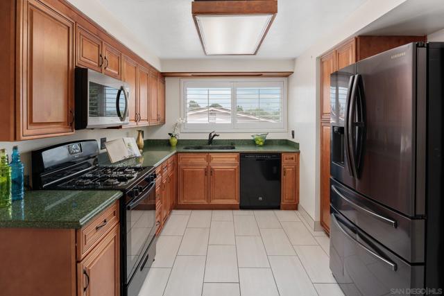 5083 Barry St, Oceanside CA: https://media.crmls.org/mediaz/f0a3d773-20fa-4f7a-8e54-9c695b404e5c.jpg