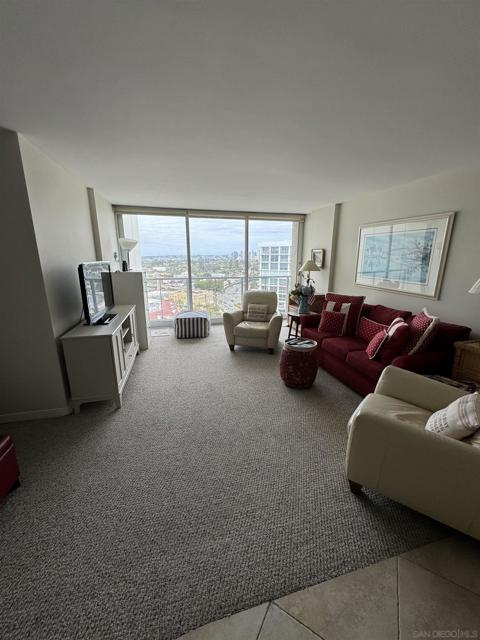1720 Avenida Del Mundo, Coronado CA: https://media.crmls.org/mediaz/f0a4b188-e4a3-415e-9e3a-0aacfb251d93.jpg