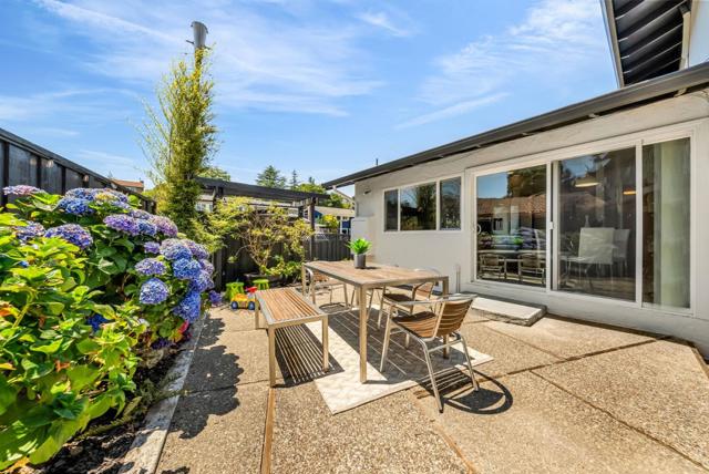 6 Whitecliff Court, San Mateo CA: https://media.crmls.org/mediaz/f0a649af-afce-40d6-82df-591639b69b15.jpg