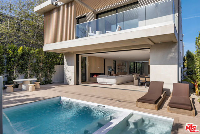 2457 Glyndon Avenue, Venice CA: https://media.crmls.org/mediaz/f0a68e5c-c68f-4088-ab1c-8f38b7782b3d.jpg