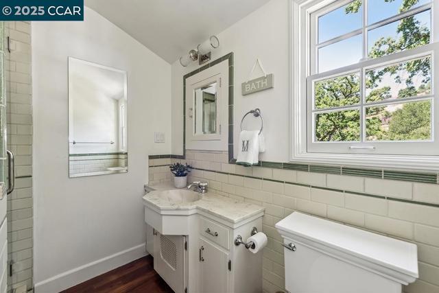 72 Davis Rd, Orinda CA: https://media.crmls.org/mediaz/f0a77f13-4334-4c2b-b2be-f52d0dc088f4.jpg