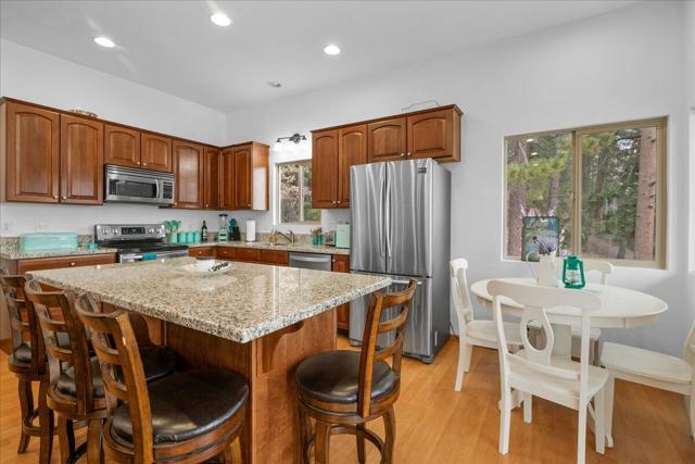 38634 N Shore Drive, Fawnskin CA: https://media.crmls.org/mediaz/f0a79880-70ef-44f7-8303-bce6a1fee8e0.jpg