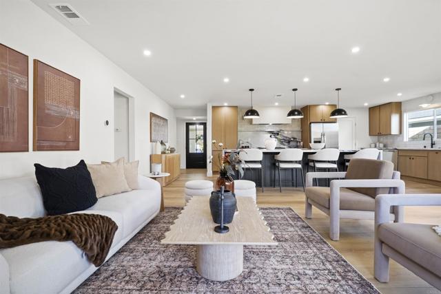 3130 Kerry Ln, Costa Mesa CA: https://media.crmls.org/mediaz/f0a876cc-58bc-42d3-8e7c-31c2b94013d7.jpg