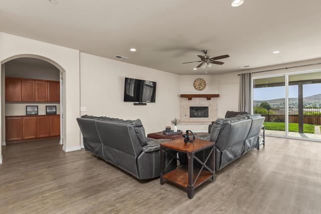10252 Casa Ct, Santee CA: https://media.crmls.org/mediaz/f0a93464-5140-41b3-a1b0-c939b224d28d.jpg