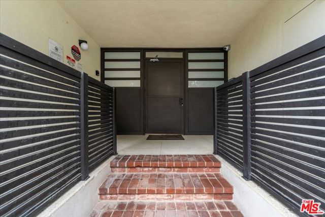 1101 Lincoln Boulevard, Santa Monica CA: https://media.crmls.org/mediaz/f0a9b539-1d8a-4bae-9906-65c47b987d55.jpg