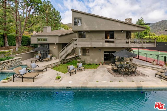 17765 Camino De Yatasto, Pacific Palisades CA: https://media.crmls.org/mediaz/f0aa047e-ecf0-4c9f-8de9-887cbcff2740.jpg
