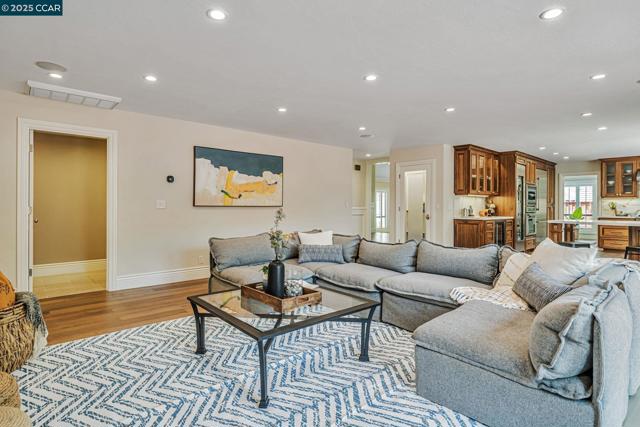 732 Graham Ct, Danville CA: https://media.crmls.org/mediaz/f0aad27b-6dca-4546-ab04-04cdf0058463.jpg