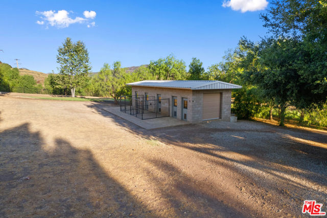 33269 Mulholland Highway, Malibu CA: https://media.crmls.org/mediaz/f0ab1d0a-5339-4c1e-921e-47e185735510.jpg